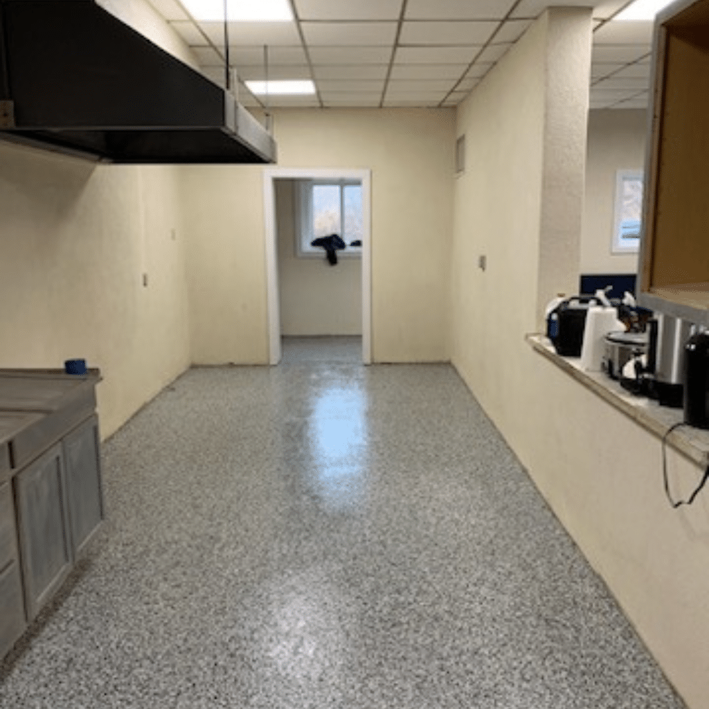 GRANIFLEX Epoxy Flake Office with a seamless, speckled surface in shades of blue and gray. The flakes add texture and dimension to the office floor, creating a modern and durable finish.